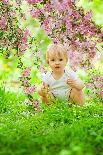 Ritratto Ravvicinato Una Bambina Anni All Aperto Giardino Con Fiori — Foto Stock