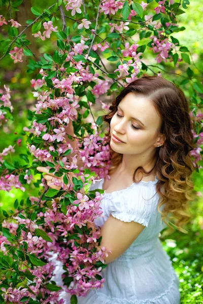 Glad Ung Flicka Njuta Persika Blomma Vårpromenad Den Blommande Trädgården — Stockfoto