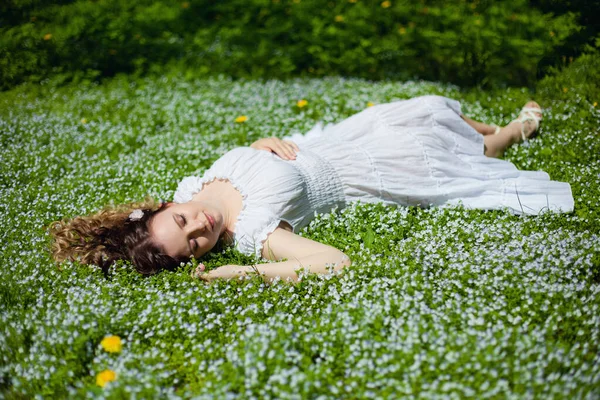 Chica Joven Feliz Disfrutar Flor Melocotón Paseo Primavera Jardín Floreciente — Foto de Stock