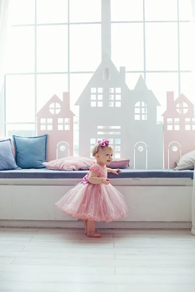 Porträt Eines Glücklichen Kleinen Blonden Mädchens Einem Rosa Kleid Das — Stockfoto