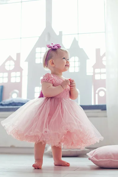 Porträt Eines Glücklichen Kleinen Blonden Mädchens Einem Rosa Kleid Das — Stockfoto