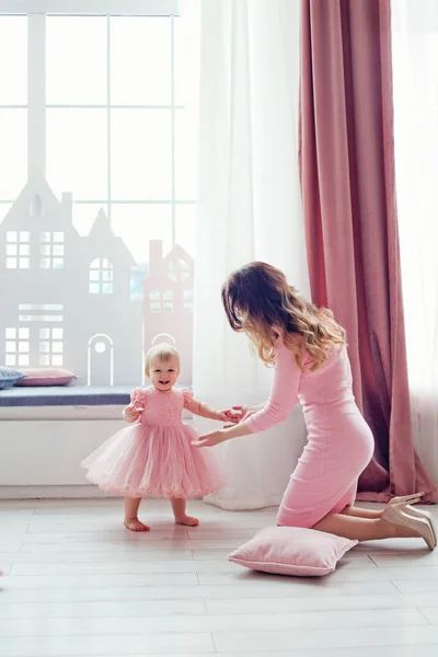 Мама Играет Дочерью Окна Розовых Платьях День Матери — стоковое фото