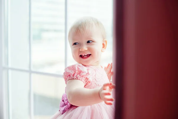 Πορτρέτο Ενός Χαρούμενου Ξανθού Κοριτσιού Ένα Ροζ Φόρεμα Που Κάθεται — Φωτογραφία Αρχείου
