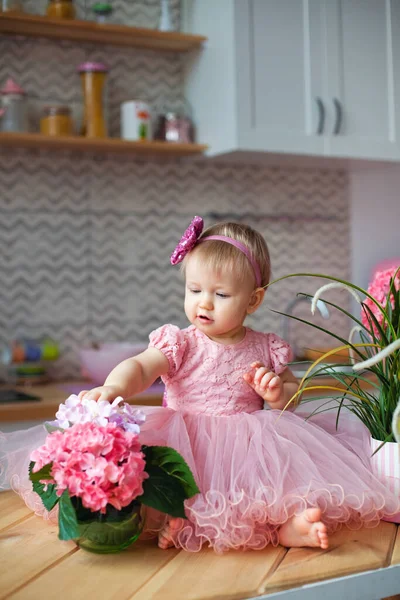 Niño Vestido Rosa Festivo Cocina Con Flores — Foto de Stock