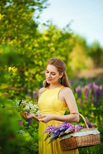 Une Jeune Belle Fille Robe Jaune Tient Panier Lupins Violets — Photo