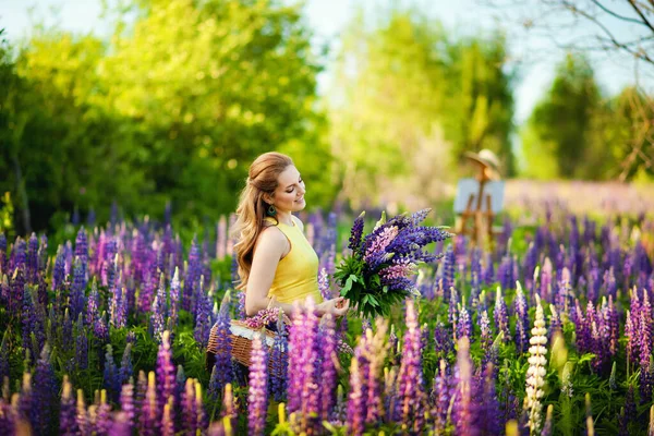 Une Jeune Belle Fille Robe Jaune Tient Panier Lupins Violets — Photo