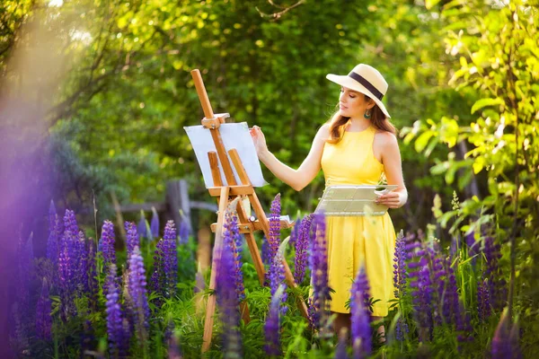 Eine Künstlerin Gelbem Kleid Und Hut Zeichnet Unter Freiem Himmel — Stockfoto