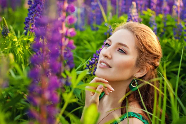 Una Giovane Bella Ragazza Tiene Fiore Lupino Viola Campo Fiorito — Foto Stock