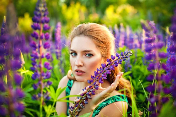 Una Joven Hermosa Niña Sostiene Una Flor Altramuz Púrpura Campo — Foto de Stock