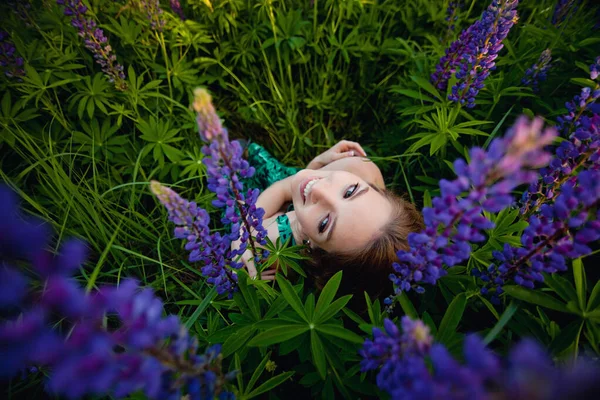 Jong Mooi Meisje Zittend Paarse Lupinen Een Veld Het Gras — Stockfoto