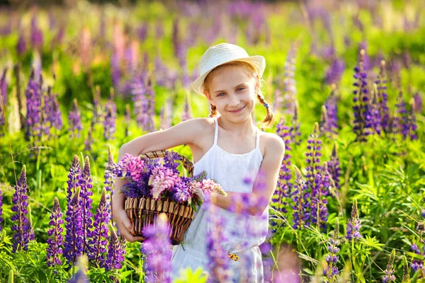 Una Niña Bonita Con Coletas Rubias Campo Florido Verano Con — Foto de Stock