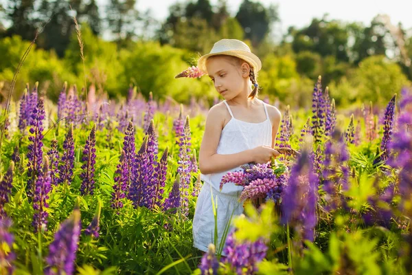 Pretty Little Girl Blond Pigtails Summer Flowery Field Straw Hat — Stock Photo, Image