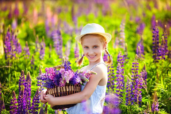 Una Niña Bonita Con Coletas Rubias Campo Florido Verano Con — Foto de Stock