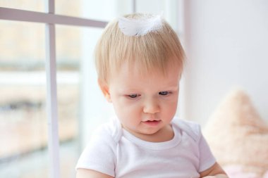 Penceredeki küçük bir çocuğun büyük portresi