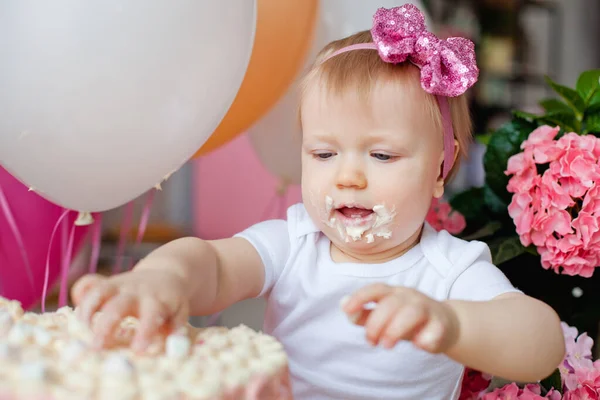 Menina Mesa Com Bolo Aniversário Balões — Fotografia de Stock