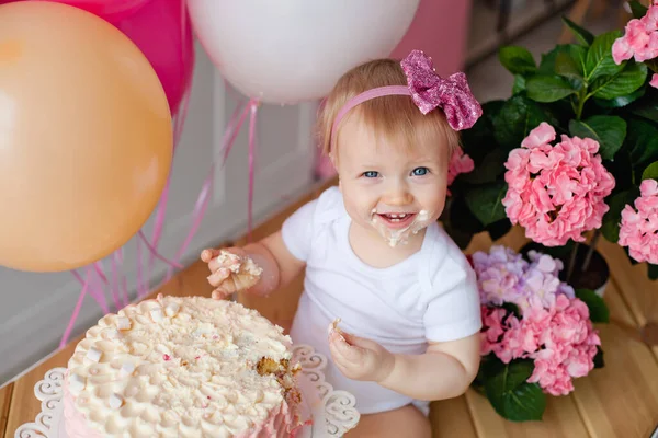 Liten Flicka Bordet Med Födelsedagstårta Och Ballonger — Stockfoto