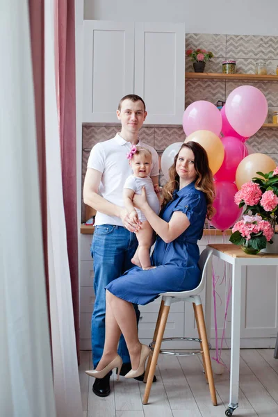 Aile Masada Doğum Günü Pastası Balonlarla — Stok fotoğraf