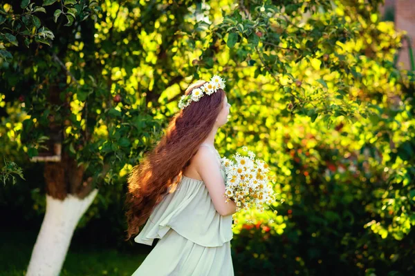 Uma Menina Ruiva Com Buquê Margaridas Uma Coroa Flores Cabeça — Fotografia de Stock