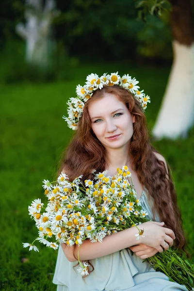 Une Fille Rousse Avec Bouquet Marguerites Une Couronne Sur Tête — Photo