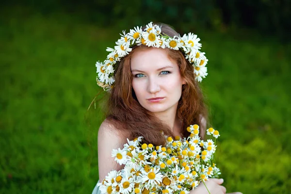 Red Haired Girl Bouquet Daisies Wreath Her Head — Stock Photo, Image