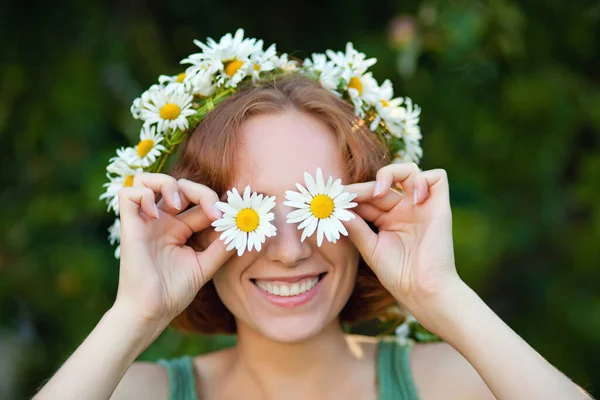 Uma Menina Ruiva Com Buquê Margaridas Uma Coroa Flores Cabeça — Fotografia de Stock