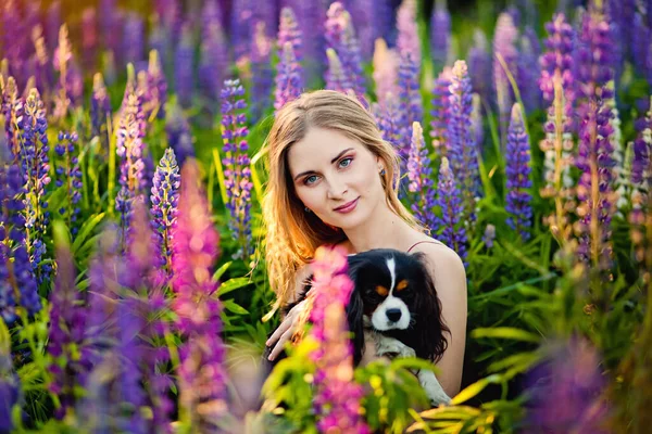 Une Fille Dans Une Clairière Avec Des Fleurs Lupin Dans — Photo