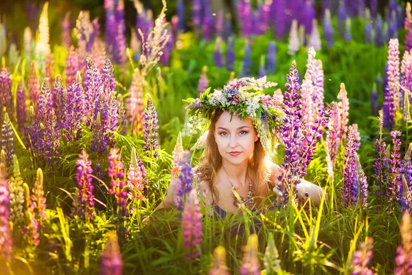 Une Jeune Belle Fille Tient Sur Une Prairie Printanière Fleurie — Photo