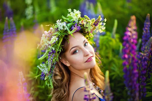 Ung Vacker Flicka Står Blommande Våräng Lupiner Med Blomsterkrans Huvudet — Stockfoto