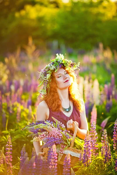 Belle Jeune Fille Aux Cheveux Roux Avec Une Couronne Fleurs — Photo