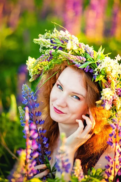 Una Giovane Bella Ragazza Erge Prato Fiorito Primaverile Lupini Con — Foto Stock