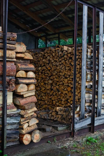 Kłody Drewna Opałowego Ułożone Pod Dachem Łupków Paliwo Ogrzewania Pieców — Zdjęcie stockowe