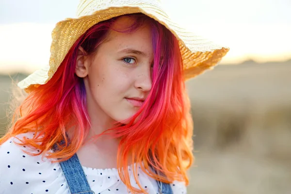 Açık Havada Romantik Bir Kızın Güzelliği Parlak Pembe Leylak Saçlı — Stok fotoğraf