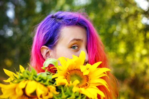 라일락 머리카락 해바라기를 아름답고 소녀는 자연을 즐기며 밭에서 웃음을 터뜨린다 — 스톡 사진