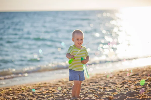 Bambino Sulla Spiaggia Che Gioca Soffia Bolle Sapone — Foto Stock
