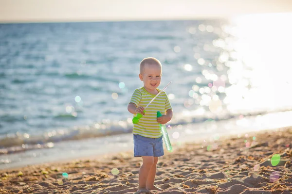 Niño Playa Jugando Soplando Burbujas Jabón — Foto de Stock