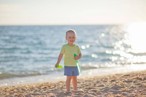 Niño Playa Jugando Soplando Burbujas Jabón — Foto de Stock