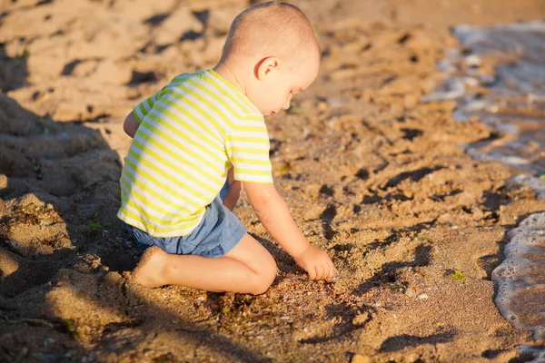 Chlapec Pruhovaném Tričku Moře Dítě Běhalo Pláži Letní Prázdniny Šťastný — Stock fotografie