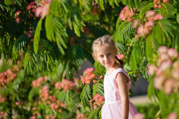 Close Portret Van Een Kind Zomer Grappig Klein Meisje Naast — Stockfoto