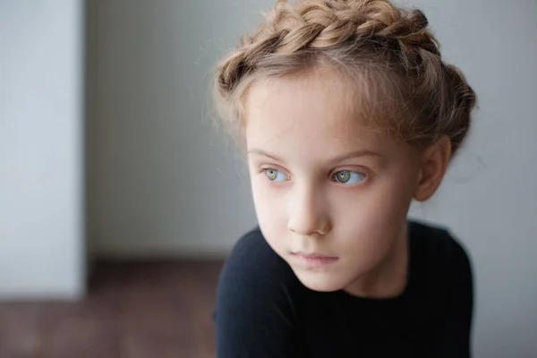 Grande Ritratto Una Bambina Sul Davanzale Della Finestra Triste — Foto Stock