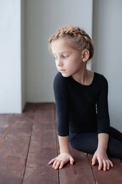 Charmante Kleine Sportler Trainieren Der Rhythmischen Gymnastikhalle Ein Kleines Mädchen — Stockfoto