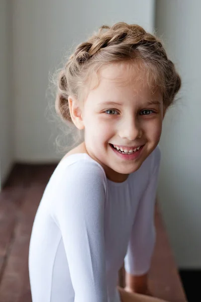 Grande Ritratto Una Bambina Guardando Telecamera Lei Sinceramente Felicemente Ridacchia — Foto Stock