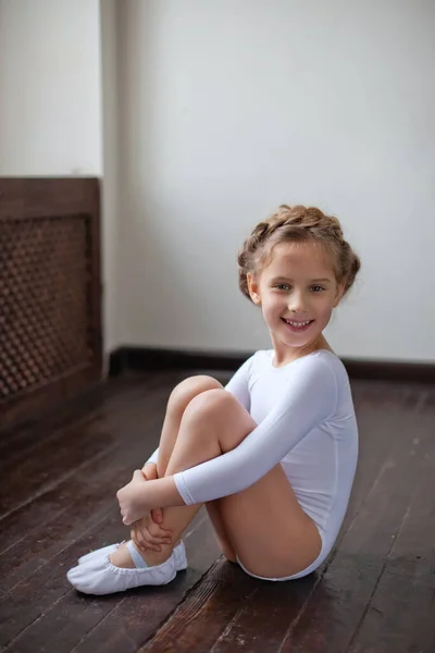 복장을 매력적 소녀는 율동적 훈련을 바닥에서 운동을 있습니다 아이들에게는 개념이 — 스톡 사진