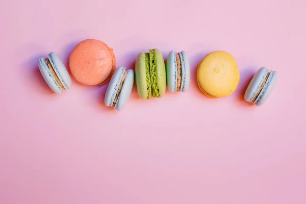 Bunte Makkaroni Kekse Makkaroni Kuchen Oder Makkaroni Kekse Auf Rosa — Stockfoto