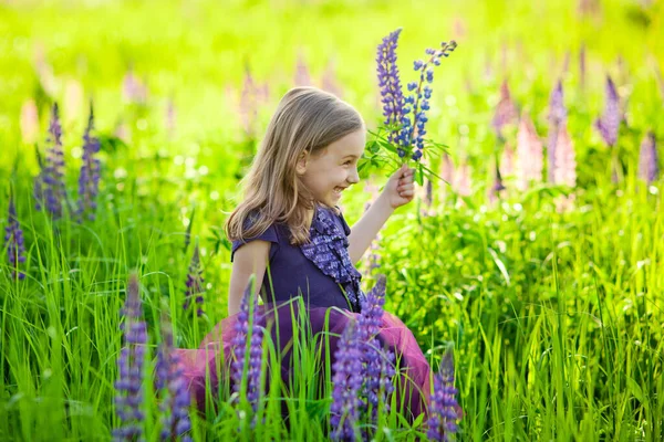 Chica Años Campo Altramuces Una Infancia Sin Preocupaciones Niño Feliz — Foto de Stock