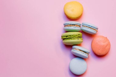 Renkli makarna kurabiyeleri, makarna keki ya da pembe arka planda makarna kurabiyeleri. Metin için boşluk