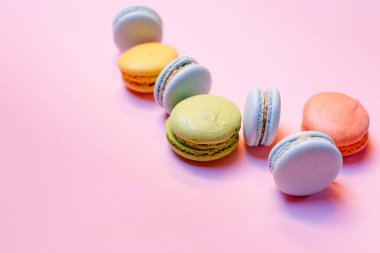 Renkli makarna kurabiyeleri, makarna keki ya da pembe arka planda makarna kurabiyeleri. Metin için boşluk