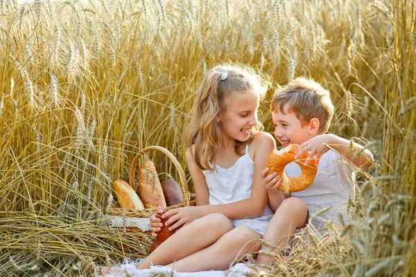 Kinder Einem Weizenfeld Bruder Und Schwester Essen Brot Brötchen Bagel — Stockfoto