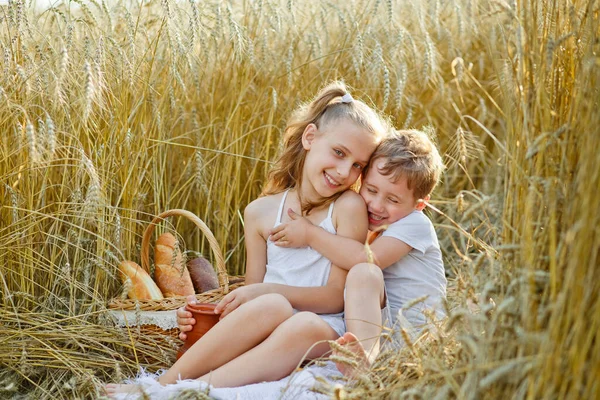 Kinder Einem Weizenfeld Bruder Und Schwester Essen Brot Brötchen Bagel — Stockfoto