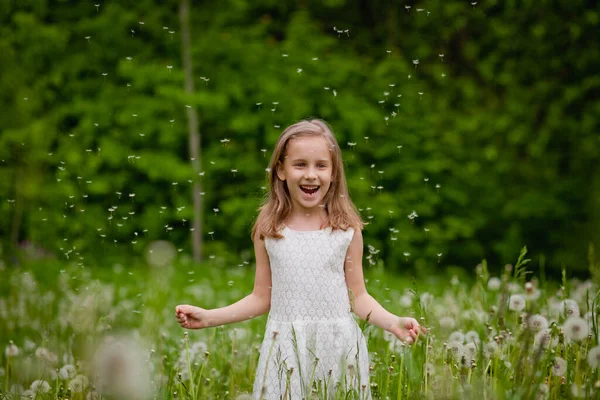 Das Mädchen Spielt Draußen Und Hat Spaß Pollenallergie Frühling Kopierraum — Stockfoto