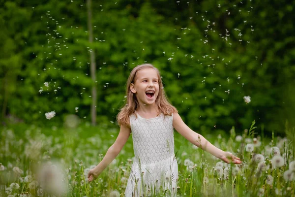 Das Mädchen Spielt Draußen Und Hat Spaß Pollenallergie Frühling Kopierraum — Stockfoto